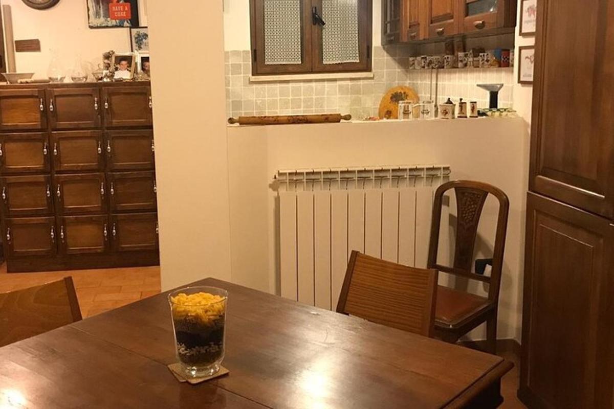 Una mesa de madera con una bebida encima en una cocina.