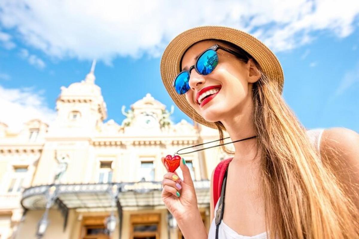 žena v klobúku a slnečných okuliaroch jedávajúca zmrzlinový kornútok