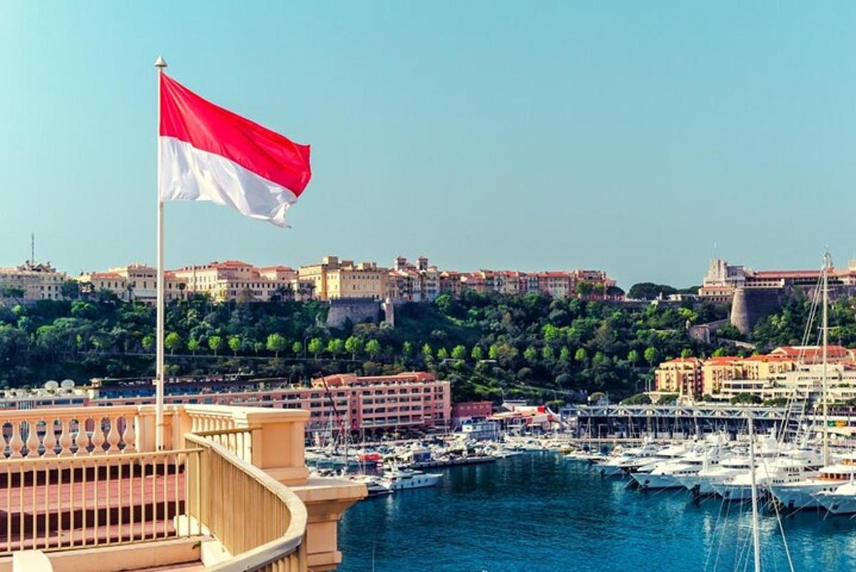 červenobiela vlajka vejúca nad prístavom