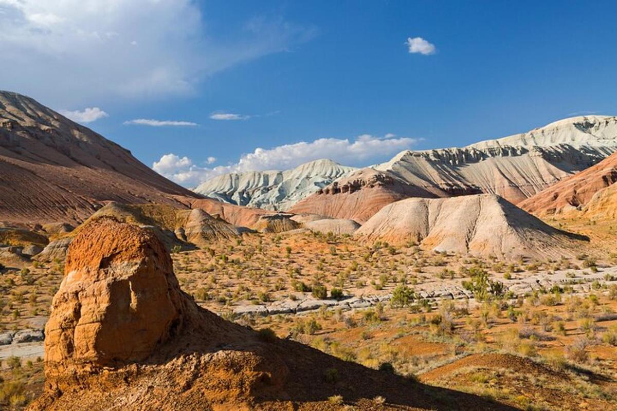 una vista di un deserto con montagne ed edifici
