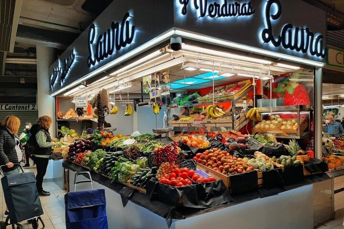 тезга са воћем и поврћем у продавници прехрамбених производа