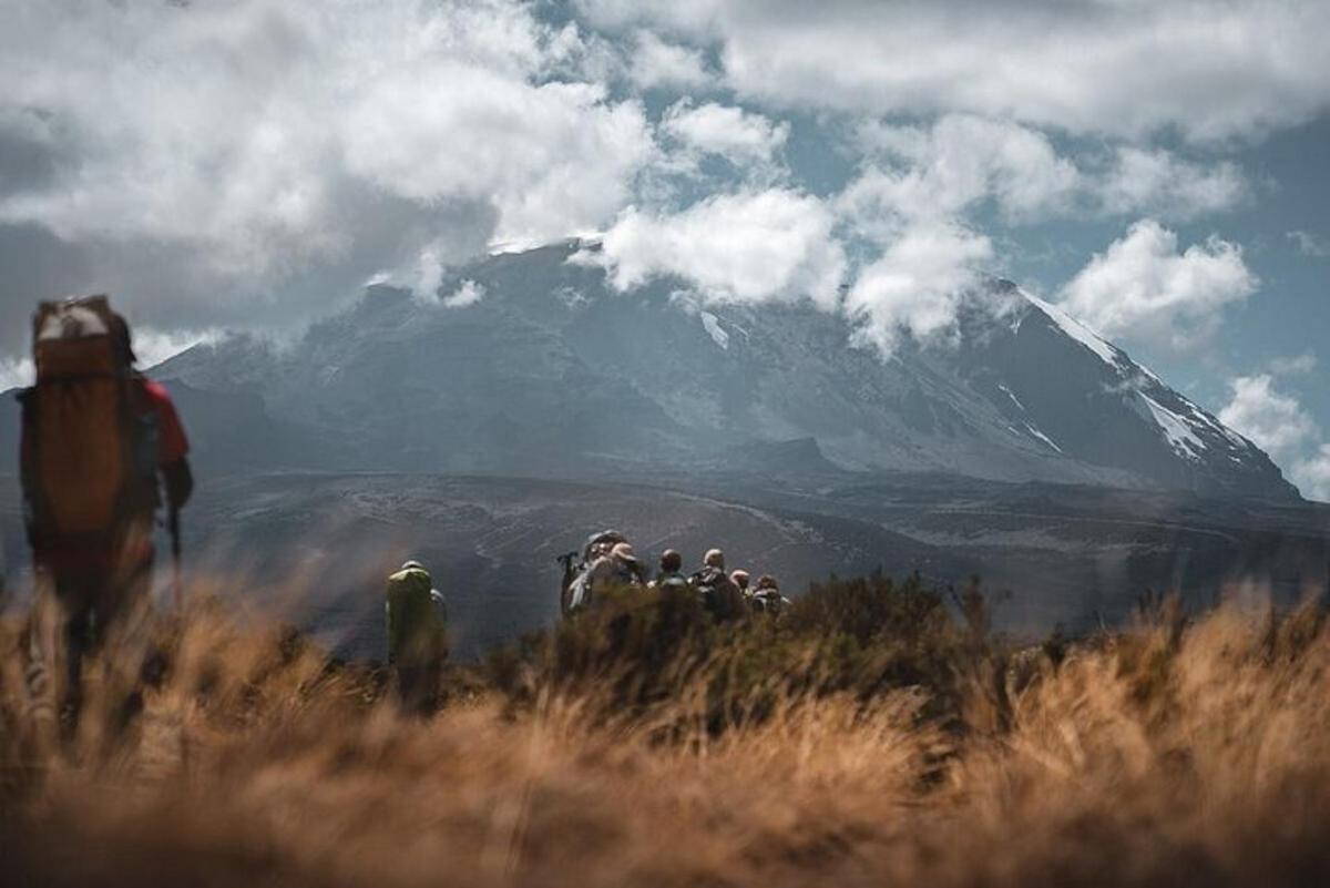 hópur fólks sem stendur uppi á fjallstindi