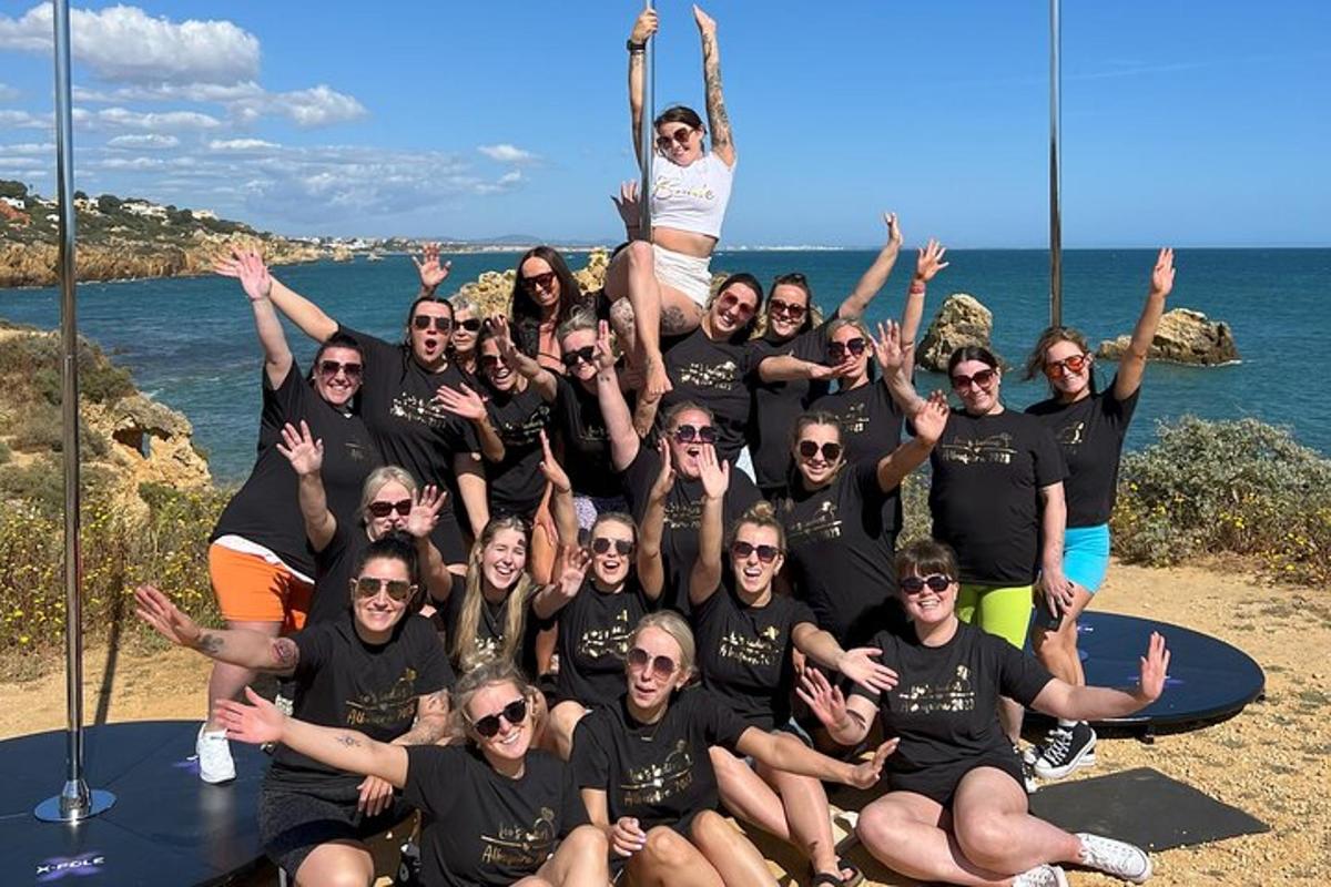 un grup de persones posant per a una foto a la platja