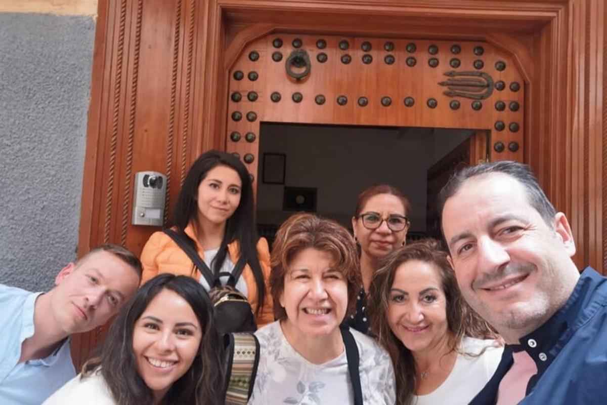 bir kapının önünde duran bir grup insan