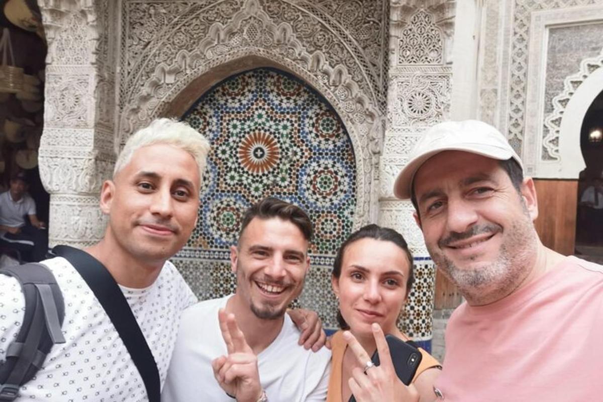 bir binanın önünde duran üç kişilik bir grup