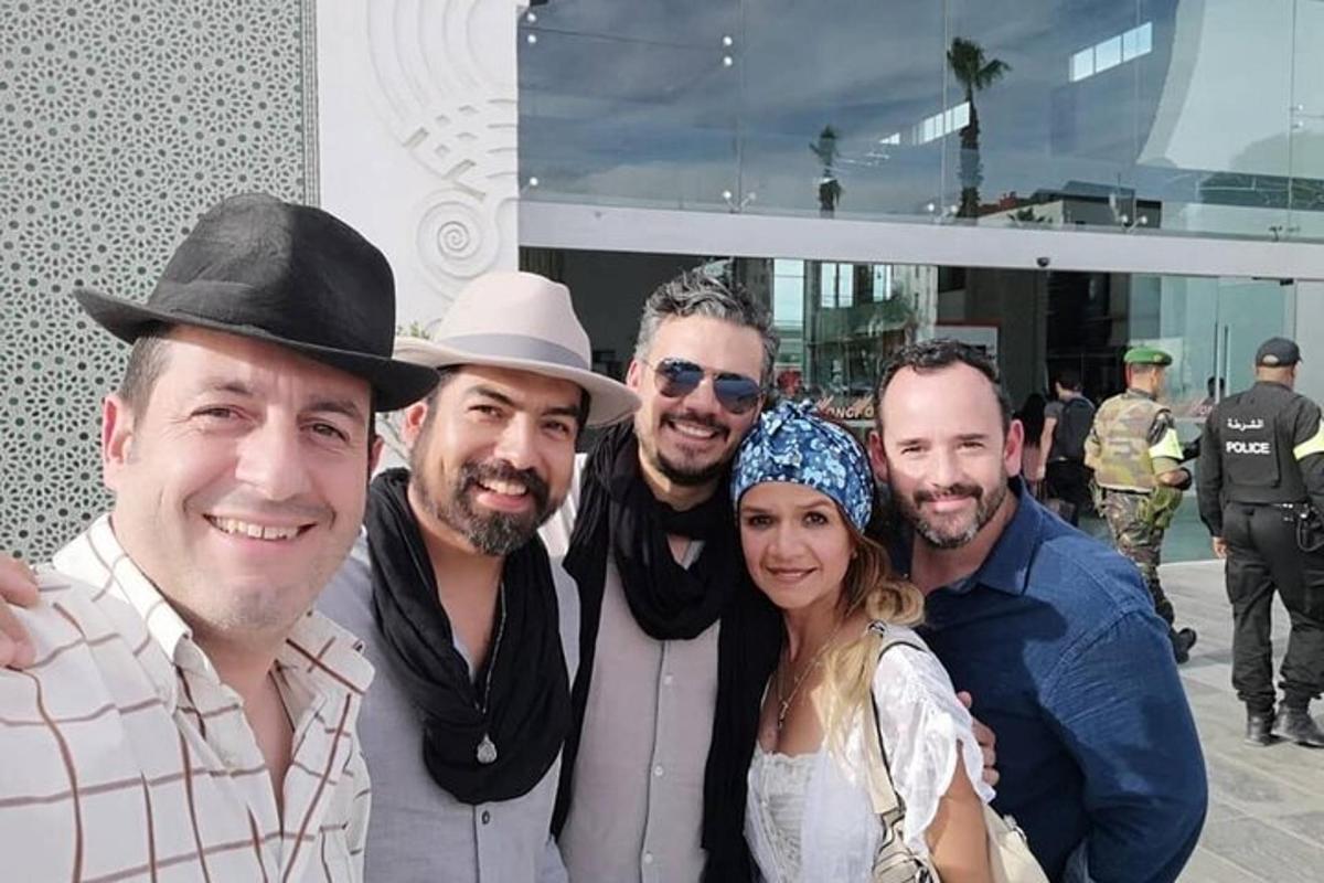 fotoğraf çektirmek için poz veren bir grup insan
