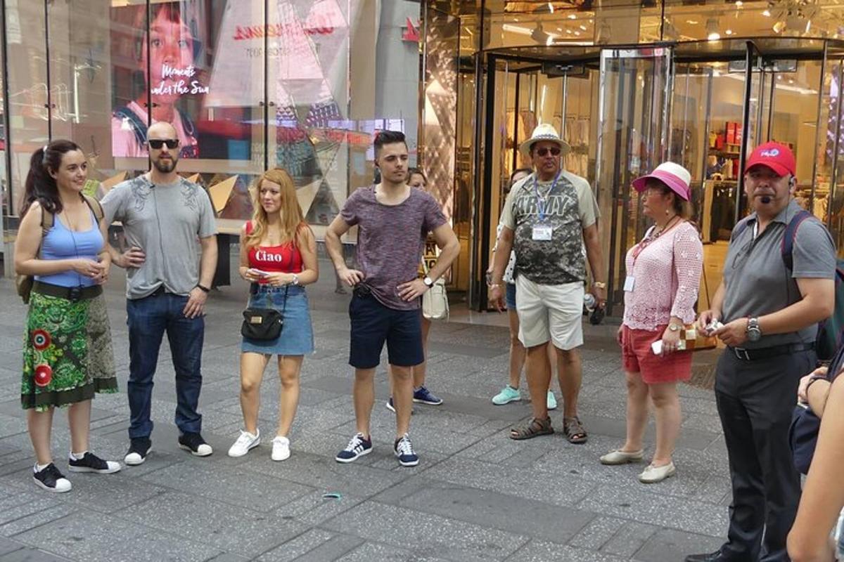Un grupo de personas de pie frente a una tienda