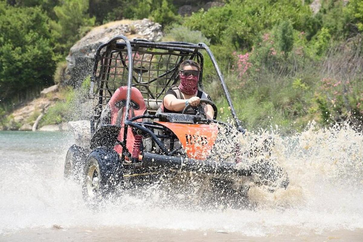 ATVに乗って水の中を走る人
