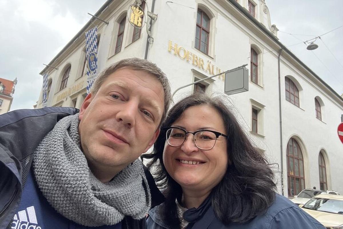un uomo e una donna in piedi davanti a un edificio