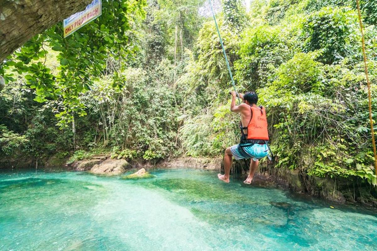 un uomo su un'altalena di corda sopra un fiume