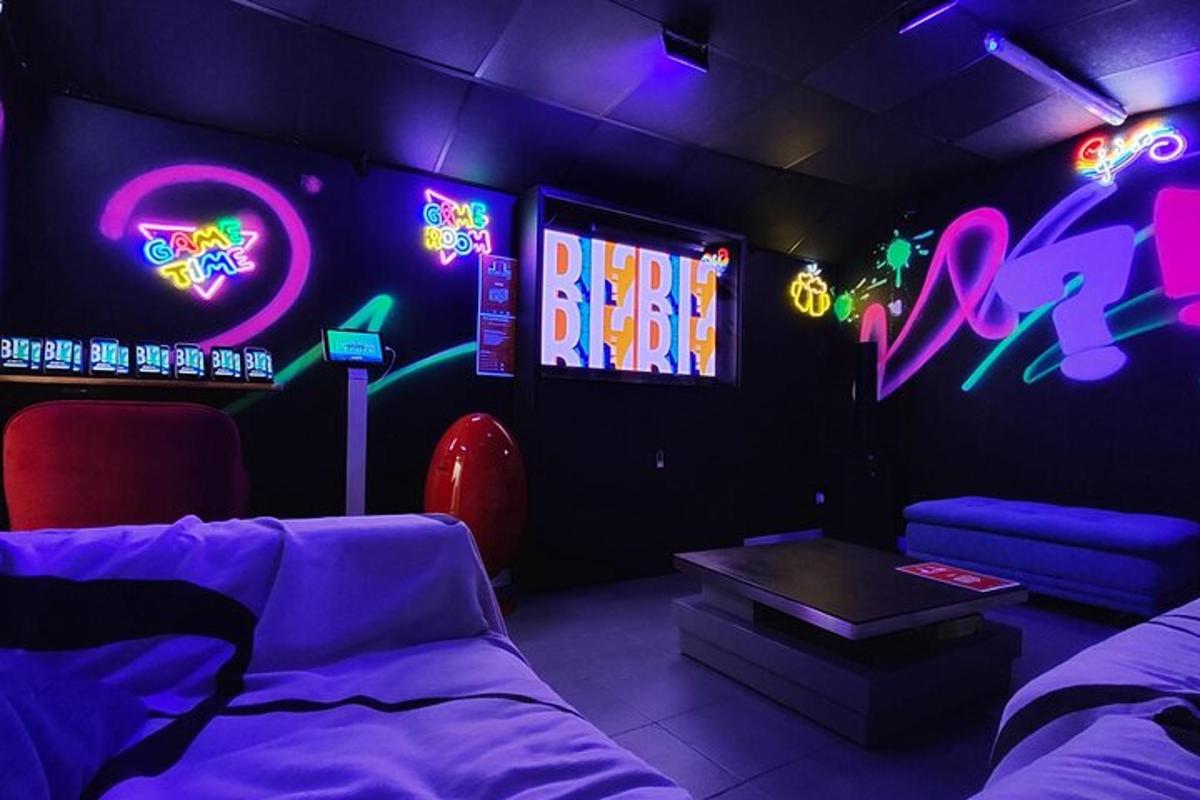 o sufragerie cu o canapea și reclame neon