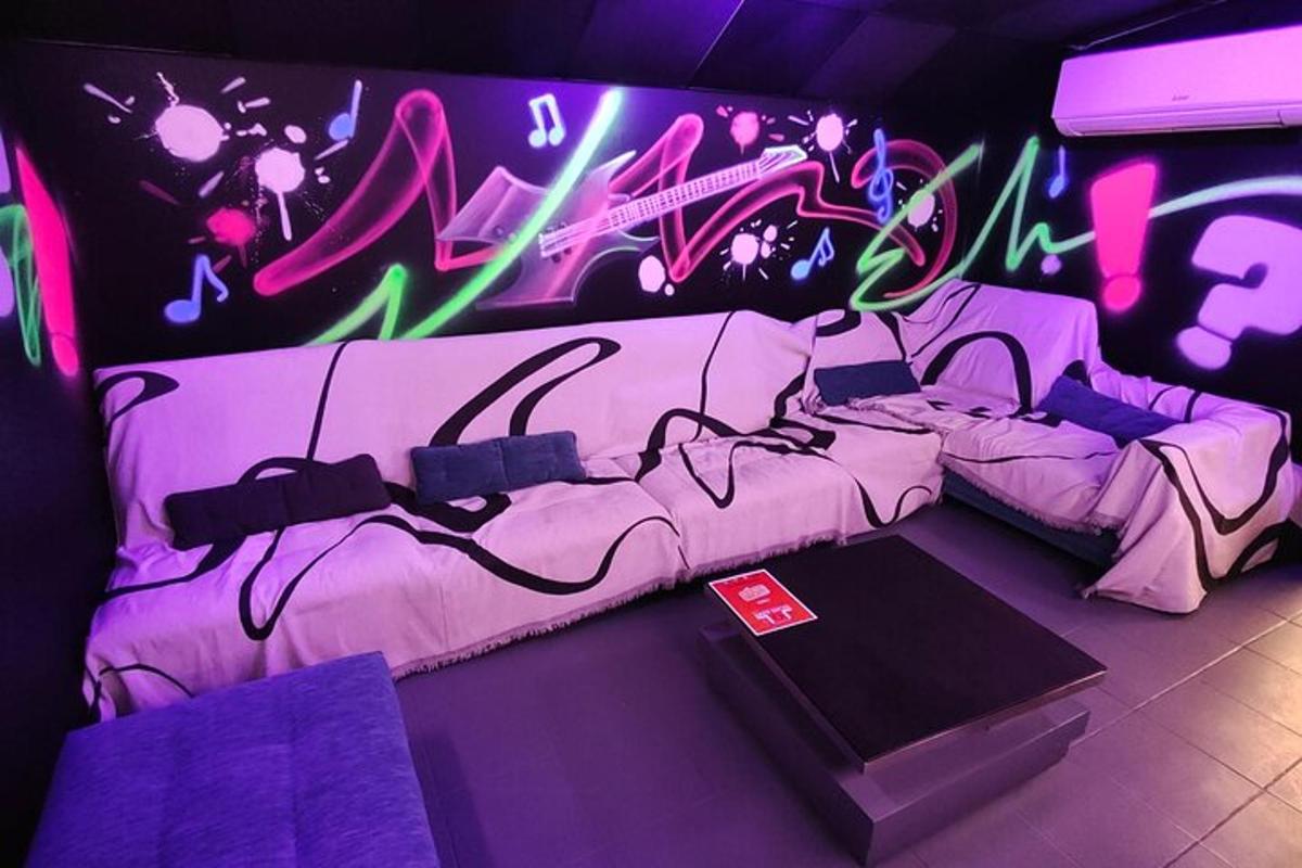 una stanza con due letti con graffiti sul muro