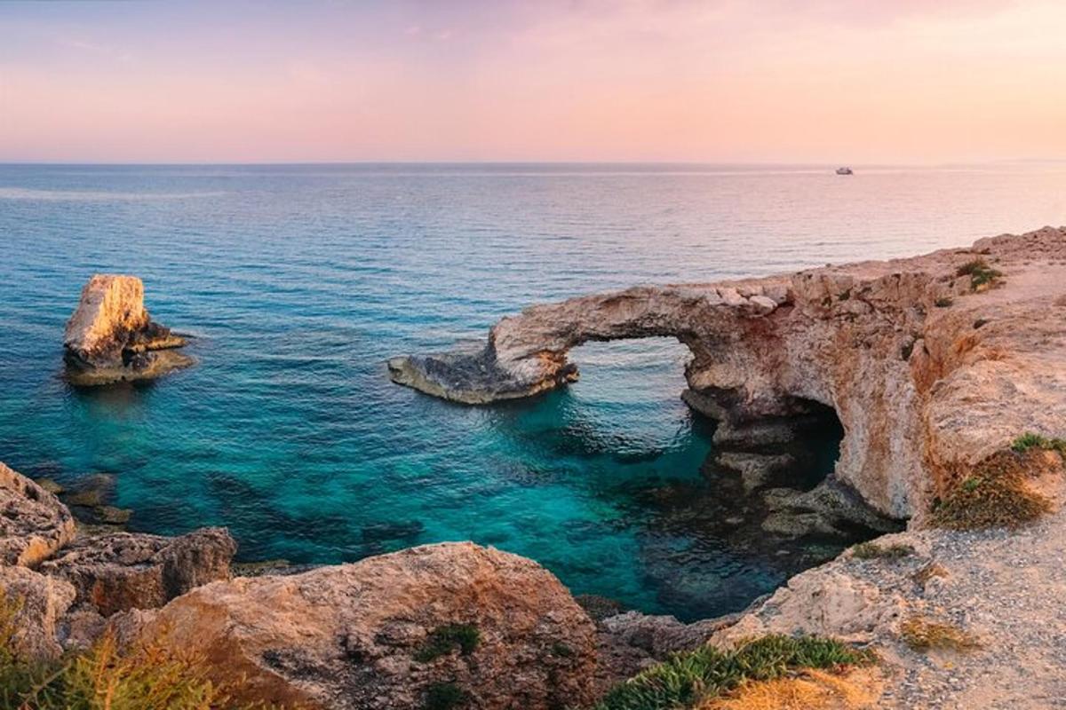 μια αψίδα στα βράχια στον ωκεανό