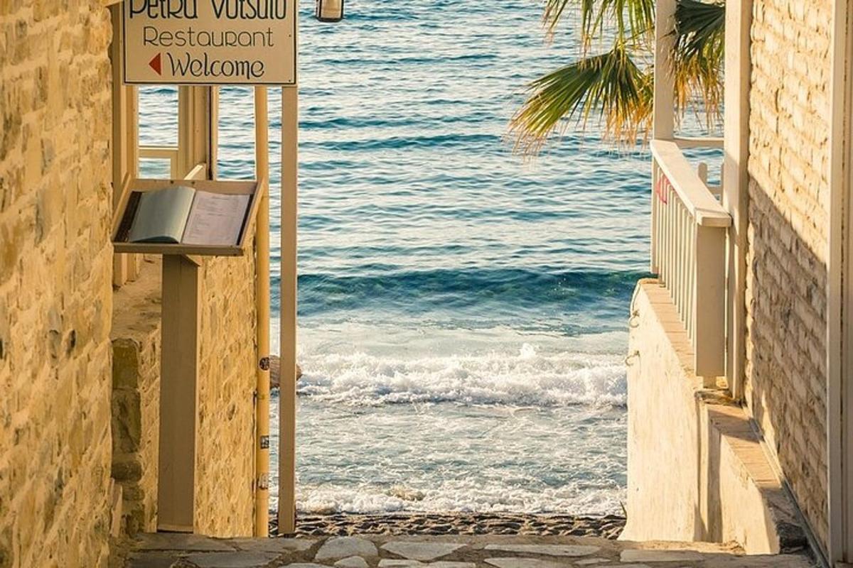 un cartello su un edificio che guarda l'oceano