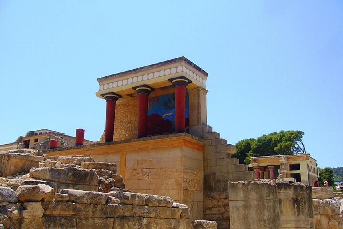 un edificio con colonne rosse in cima
