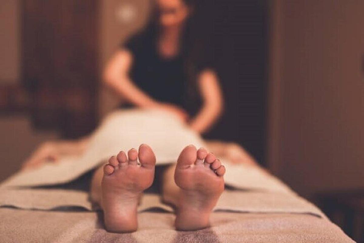 sepasang kaki di atas katil dengan seorang wanita