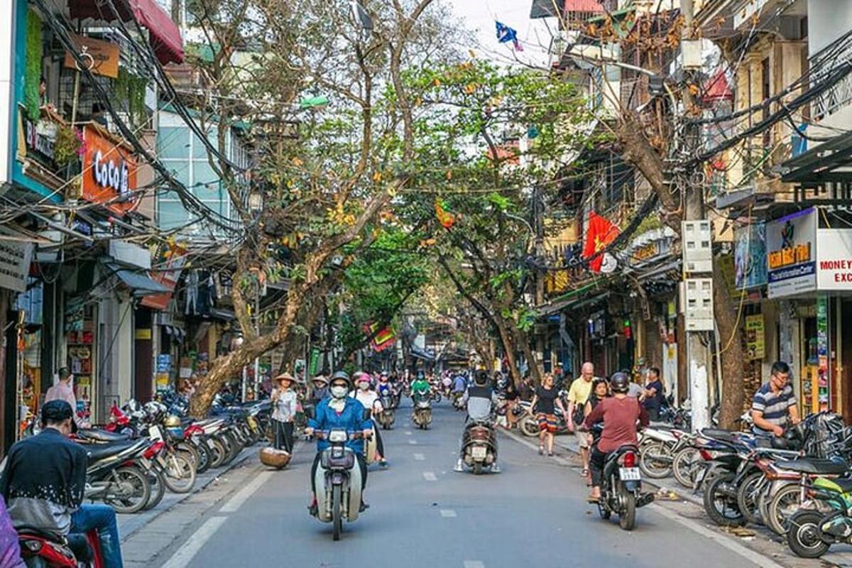 eine Gruppe von Menschen, die mit Motorrädern eine Stadtstraße entlangfahren