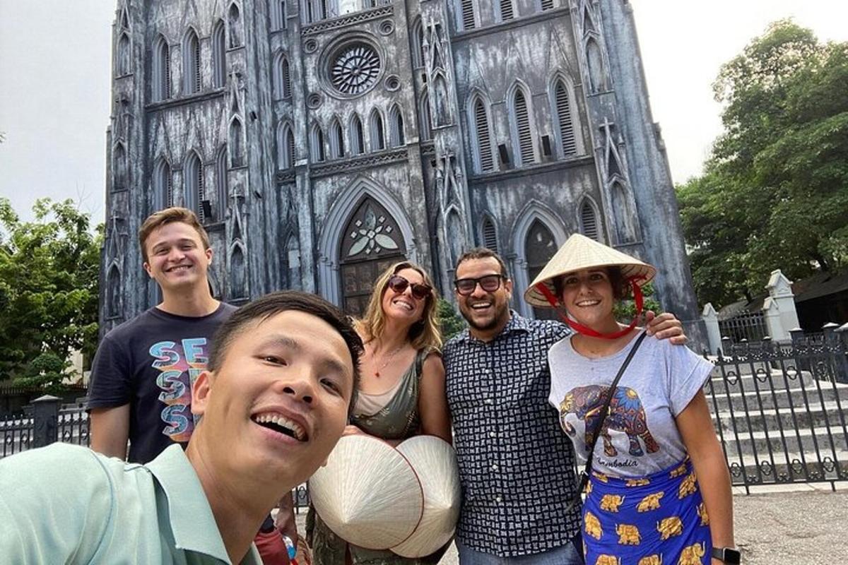 sekelompok orang berdiri di depan katedral