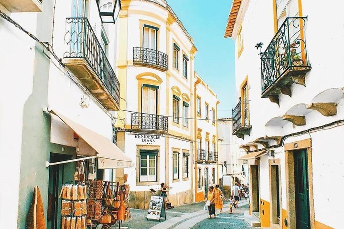 Una mujer caminando por una calle junto a edificios.