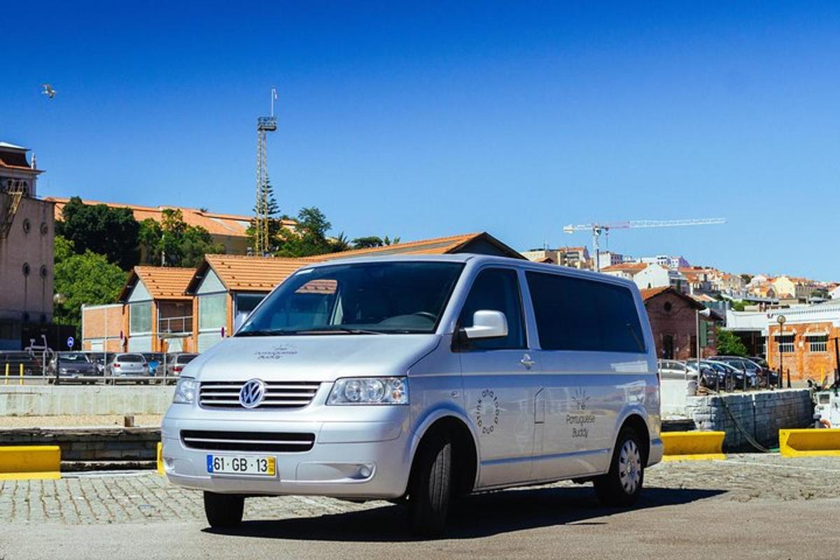 hopeanvärinen pakettiauto pysäköitynä parkkipaikalle