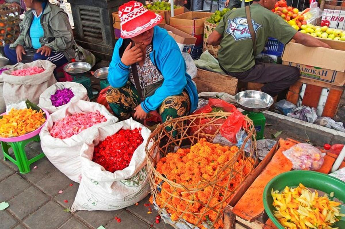 una dona asseguda en un mercat amb fruites i verdures