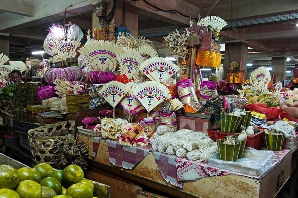 un mercat ple de moltes fruites i verdures diferents