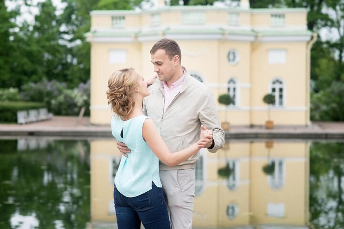 muž a žena stojící před domem
