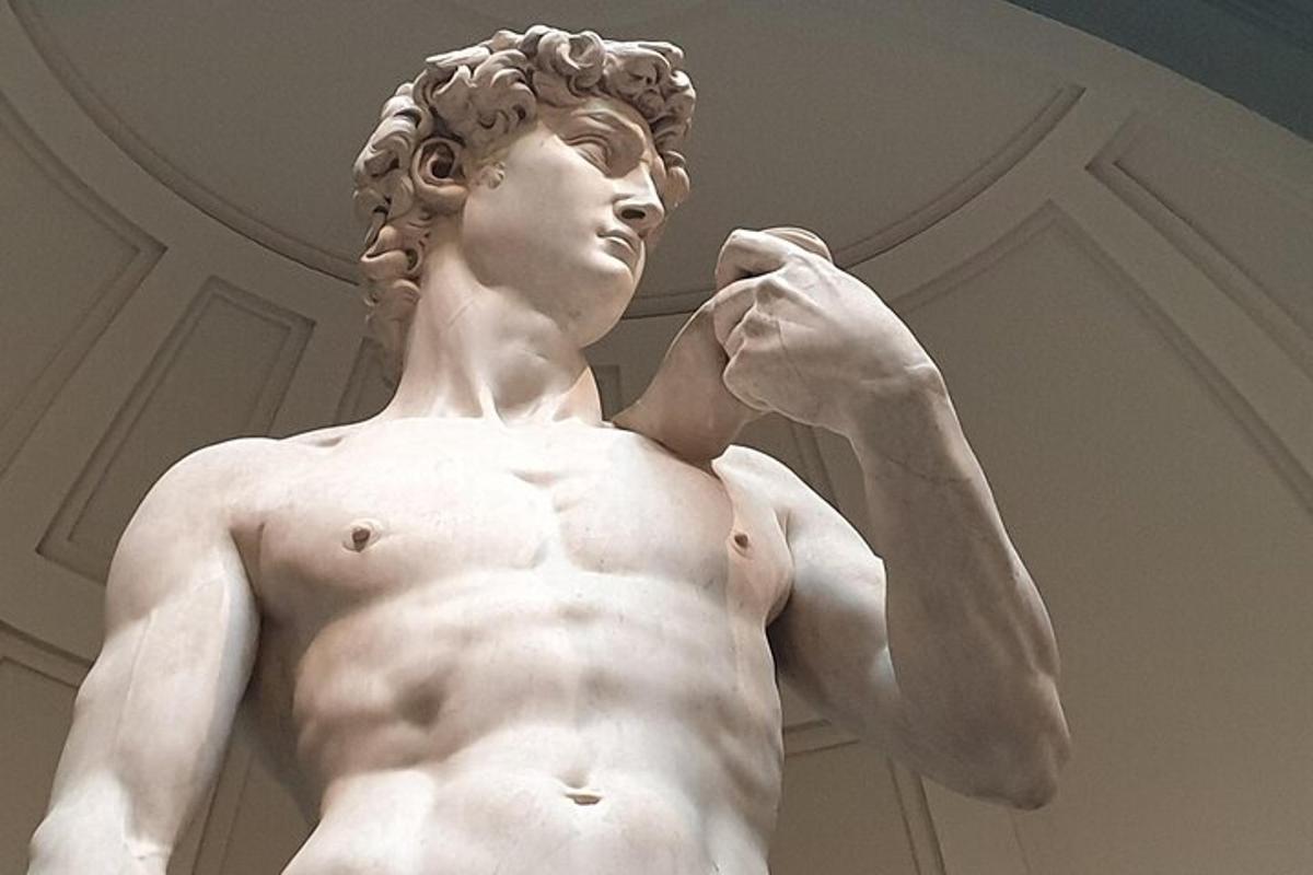 una statua bianca di un uomo con il pugno in