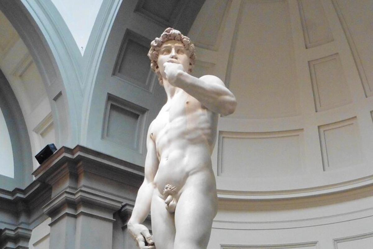 una statua di un uomo in piedi in un edificio