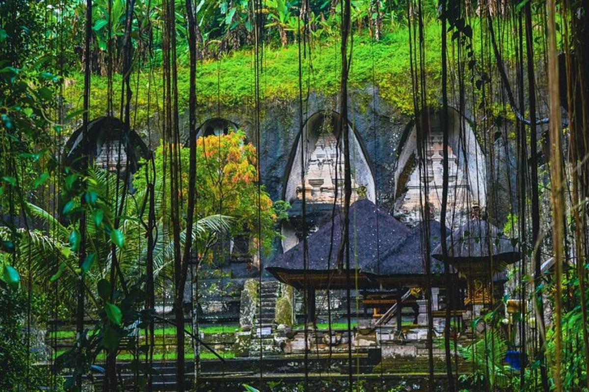un tempio in mezzo a una foresta