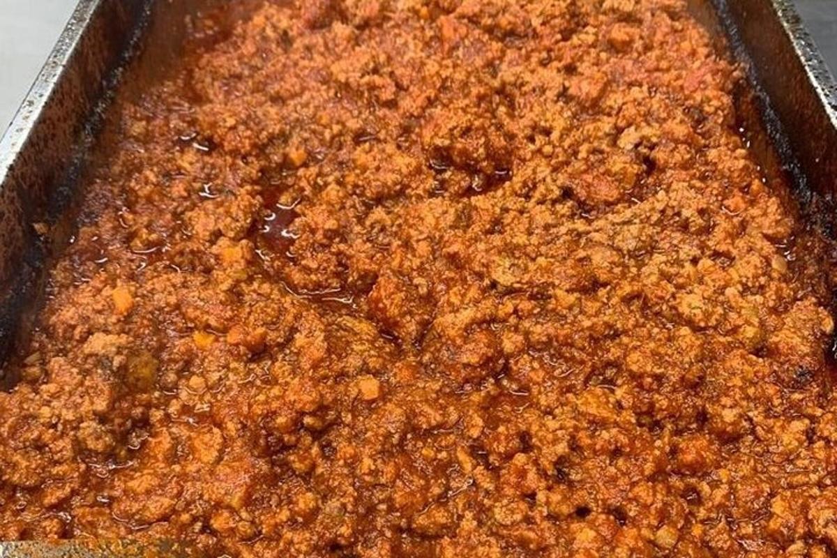 uunivuoka, jossa on ruokaa ja kastiketta