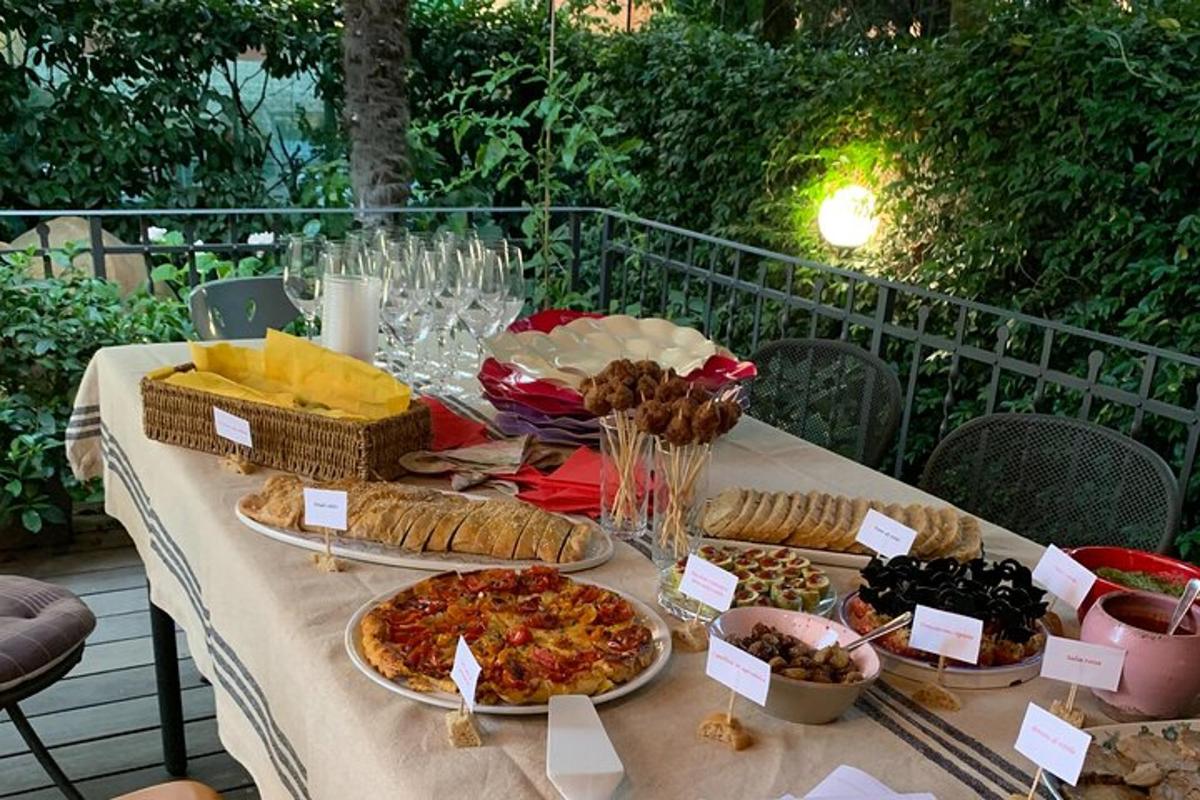 pöytä, jolla on tarjolla buffet-ruokaa