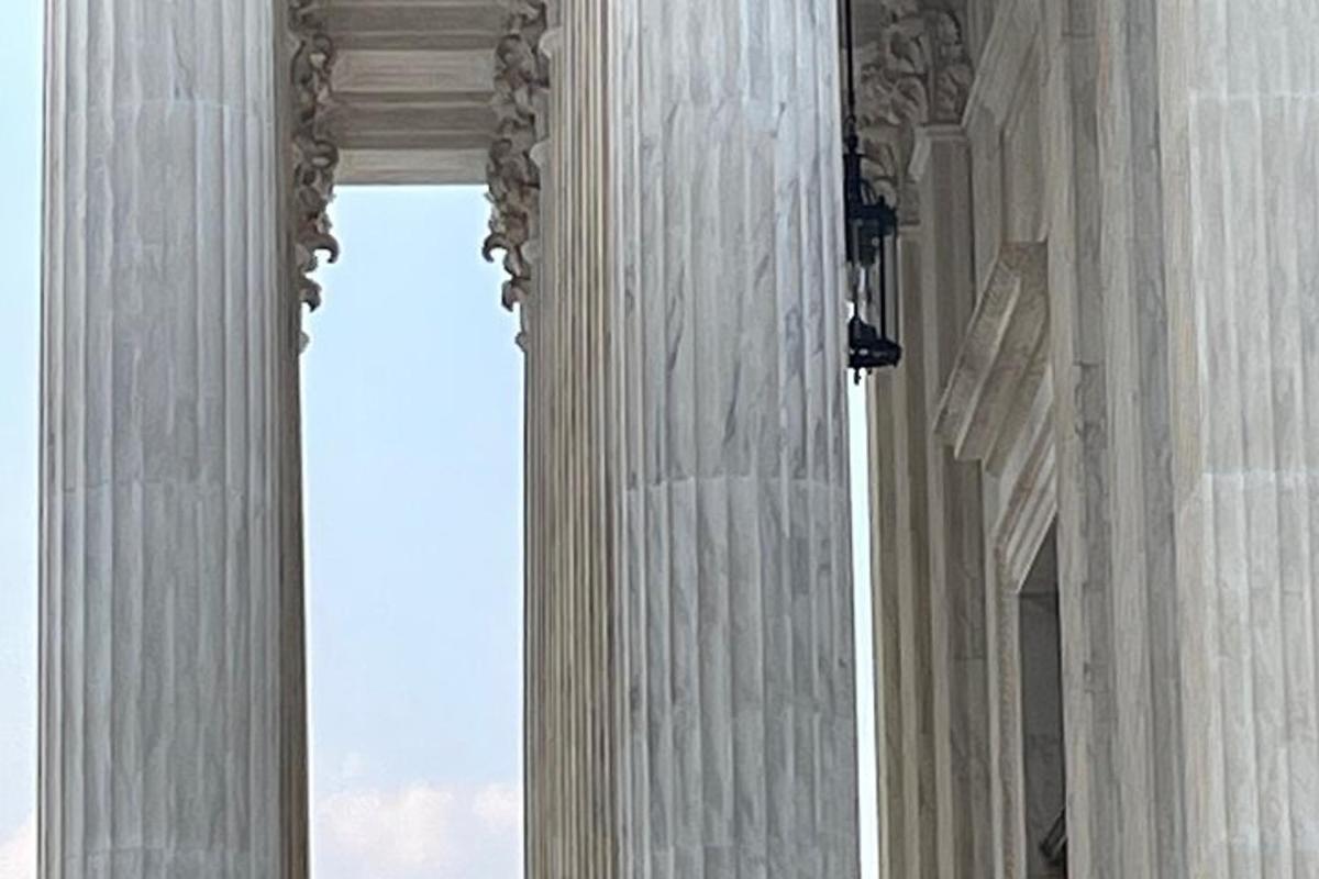 um close de duas colunas de um edifício