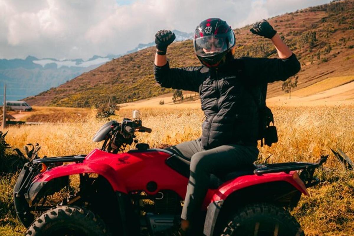 muž jedoucí na motorce se zaťatými pěstmi