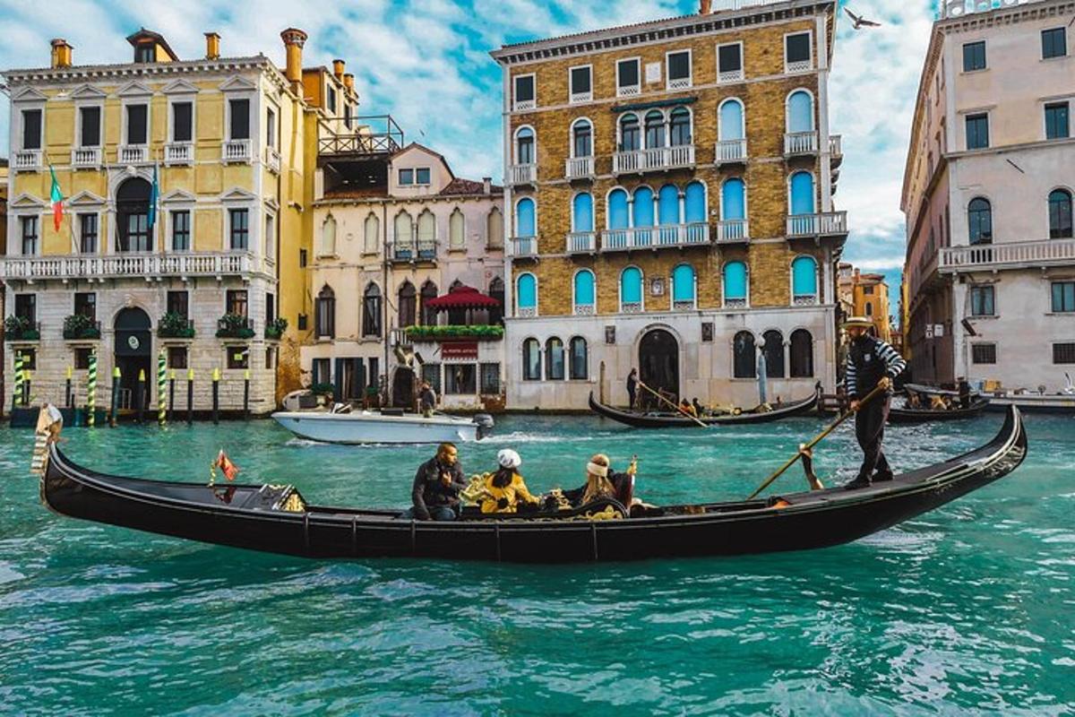 un gruppo di persone in una gondola su un canale