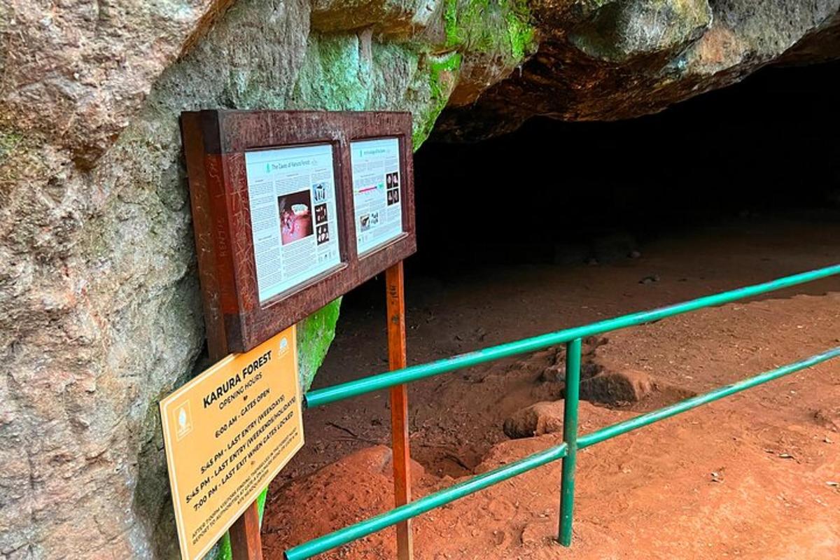 tanda di hadapan sebuah gua