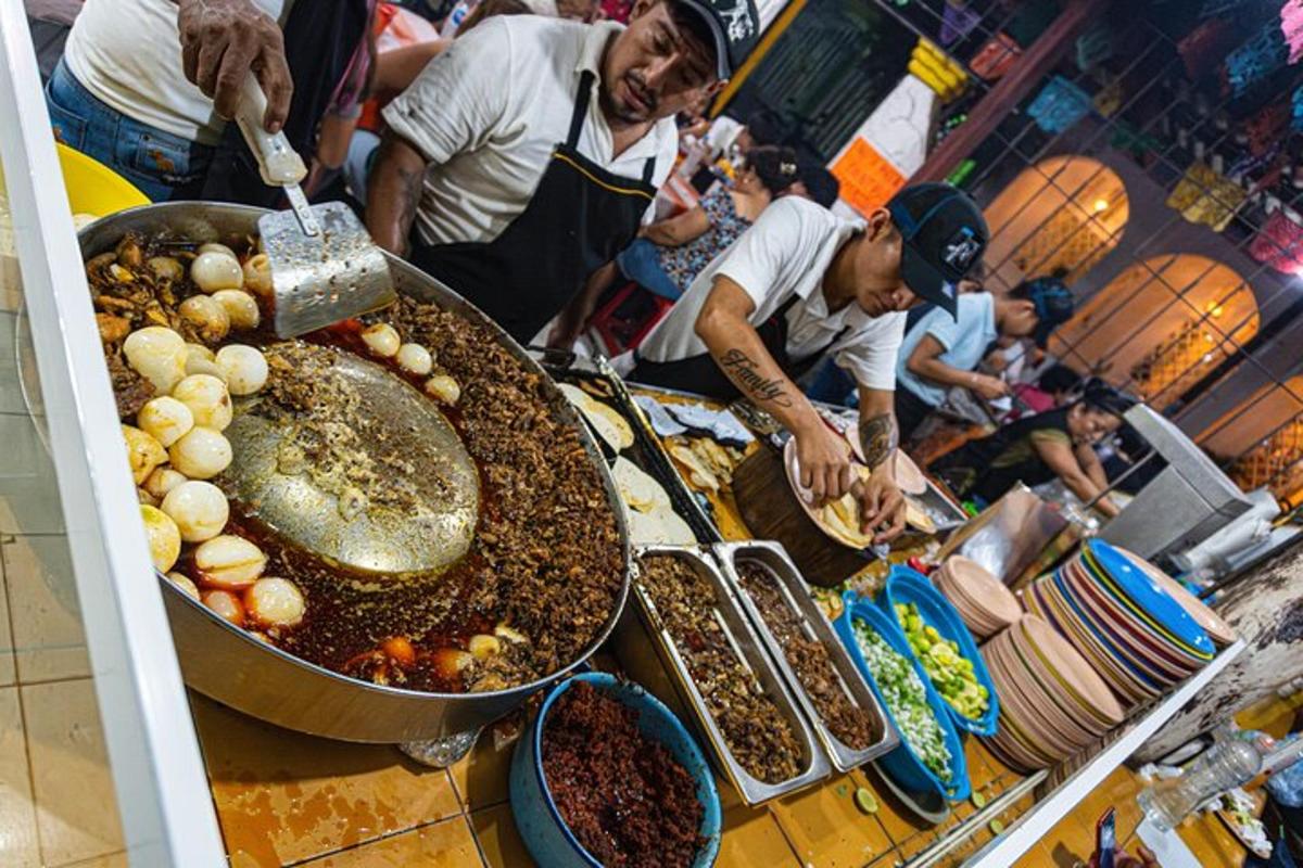 sekumpulan orang yang menyediakan makanan di pasar