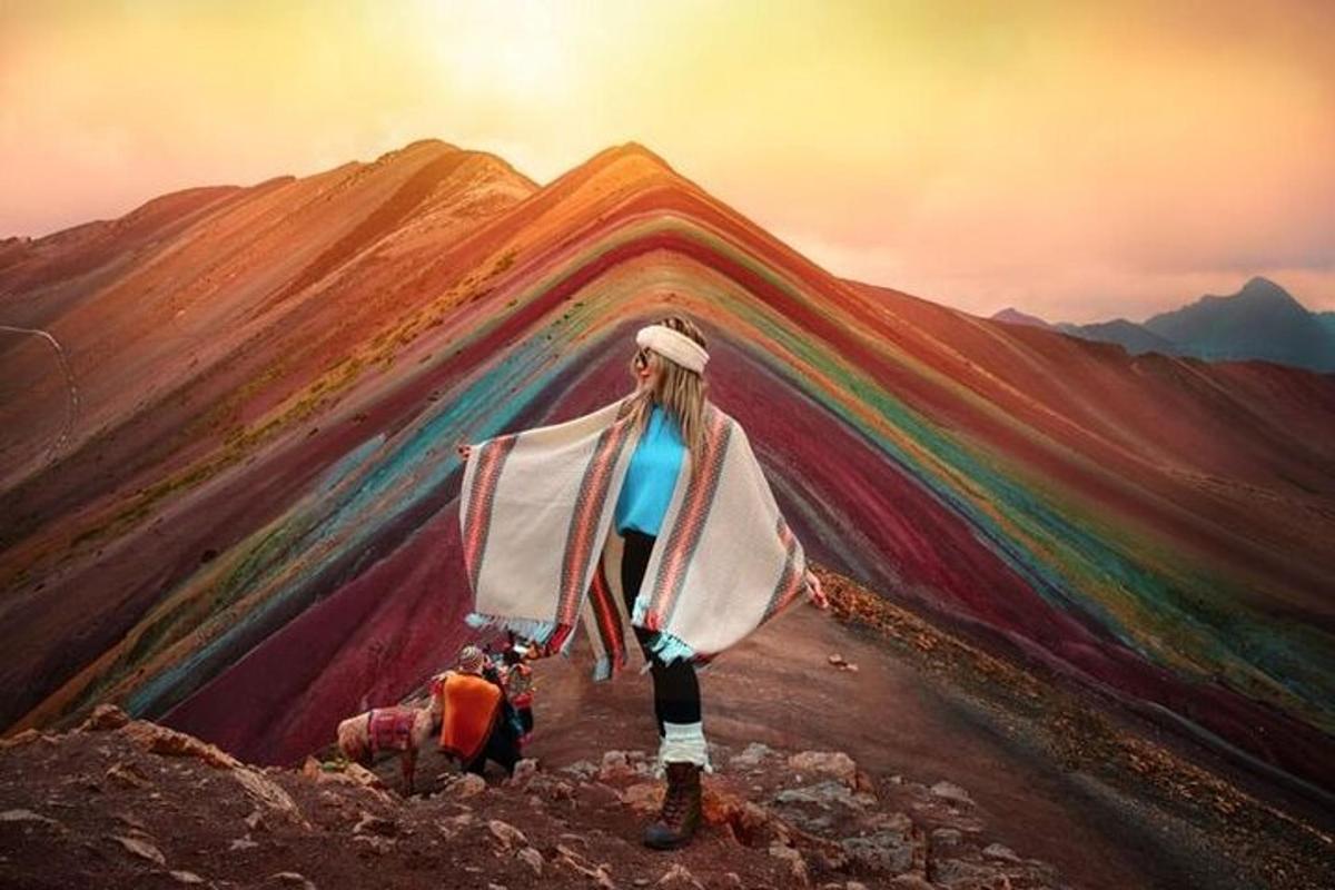 un dipinto di una donna con un mantello su una montagna