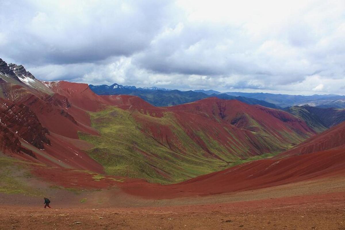 una persona che cammina sulla cima di una montagna