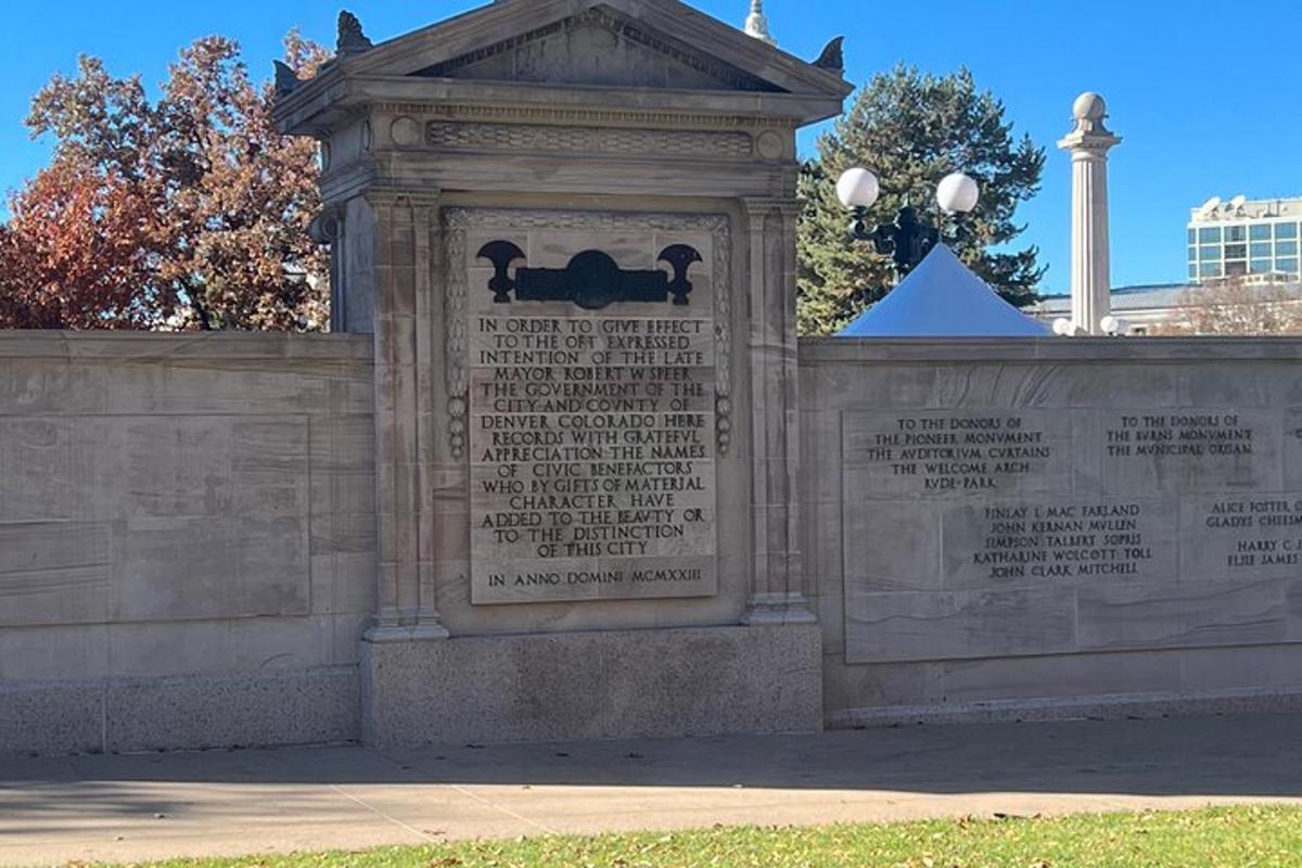 um monumento em frente a um muro