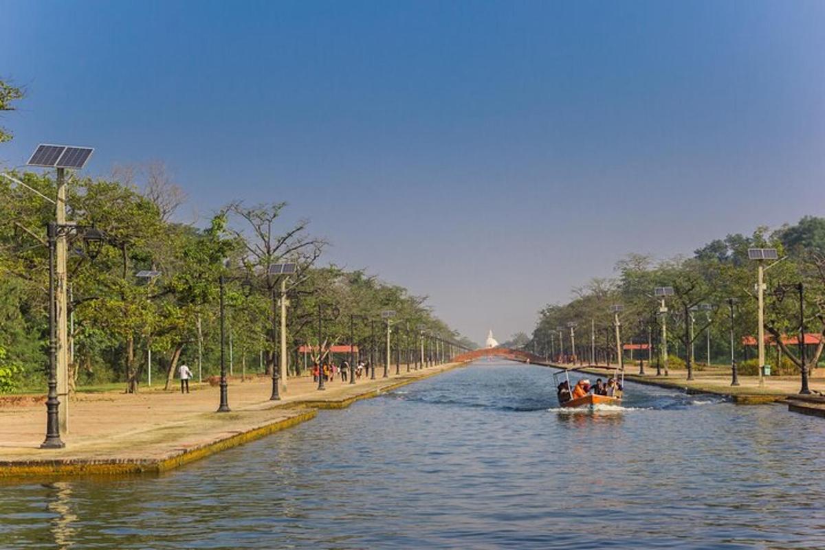 Un barco en un río con gente en él.
