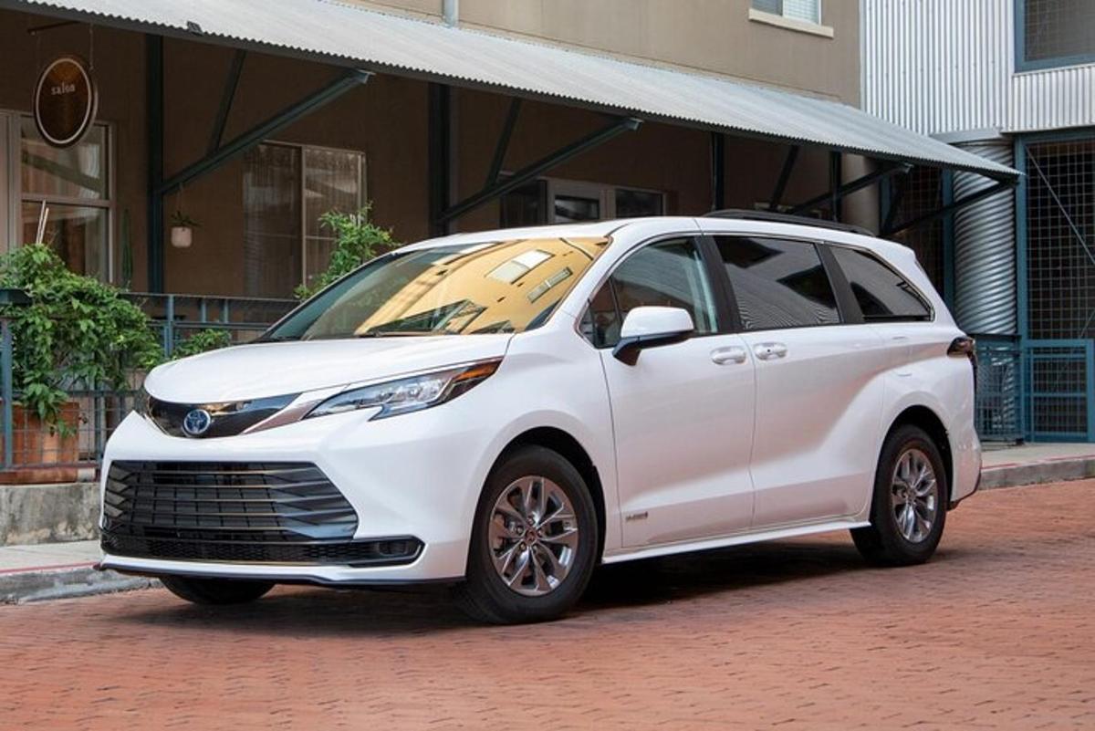 automobil s naglaskom Whiteundai parkiran ispred zgrade