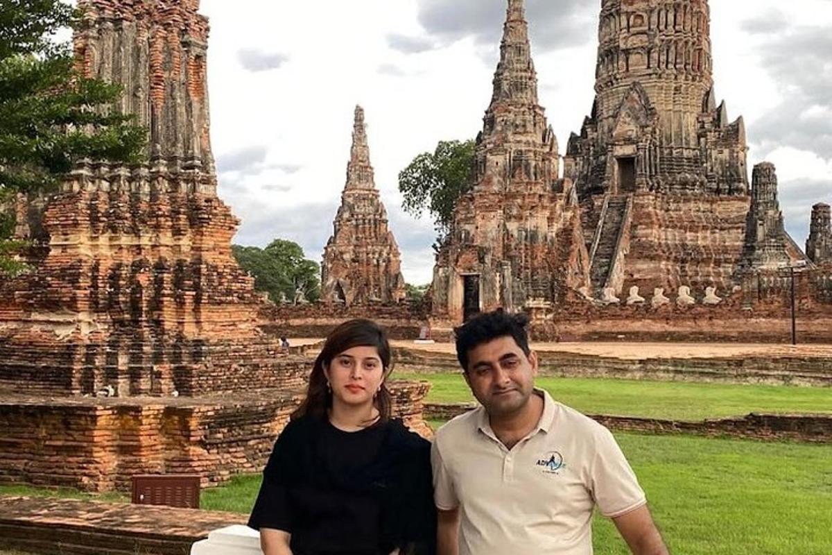 een man en een vrouw staan voor een tempel