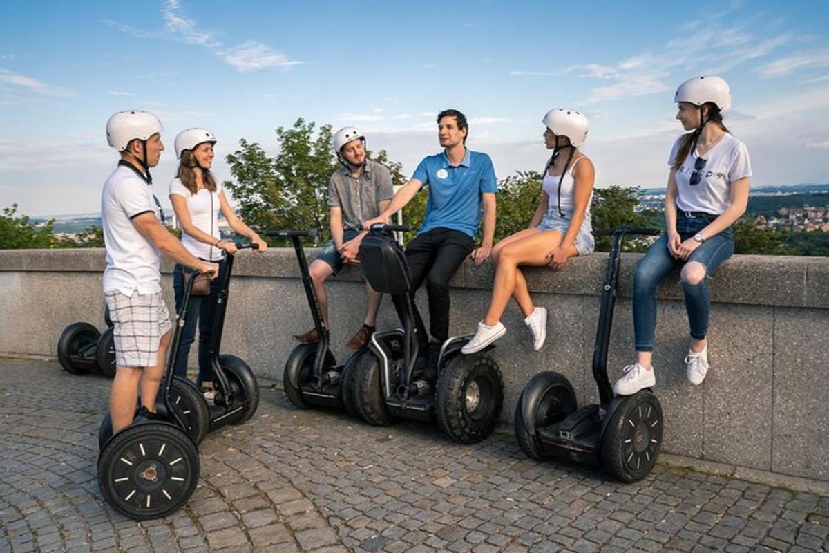 skupina lidí sedících na segwayích na zdi