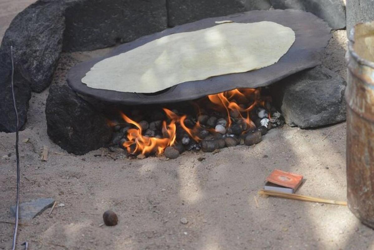 o groapă de foc cu o ciupercă deasupra ei