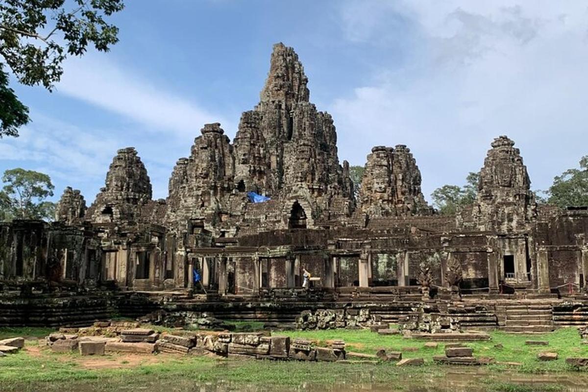 una vista de les ruïnes d'un temple antic