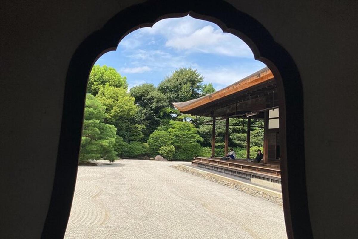 uma vista através de um arco de um edifício com árvores