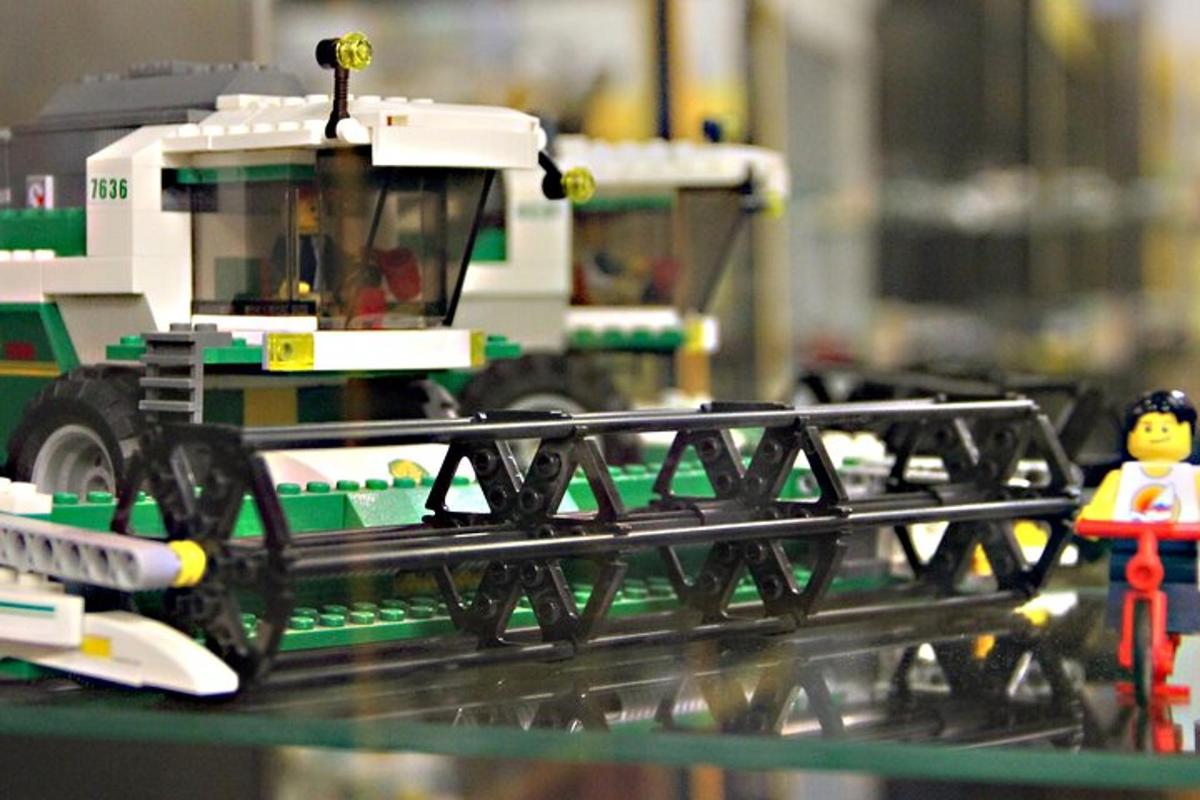 lego model traktoru na kolejích