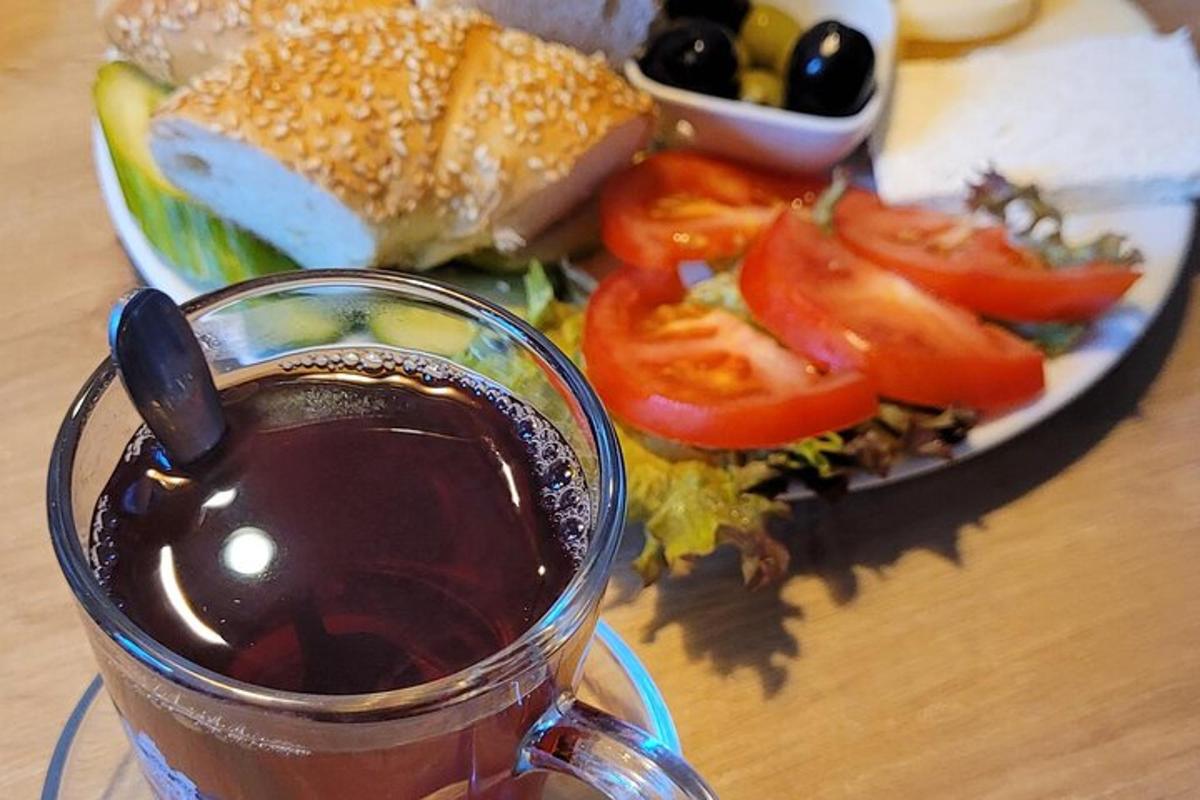 a plate of food with a sandwich and tomatoes