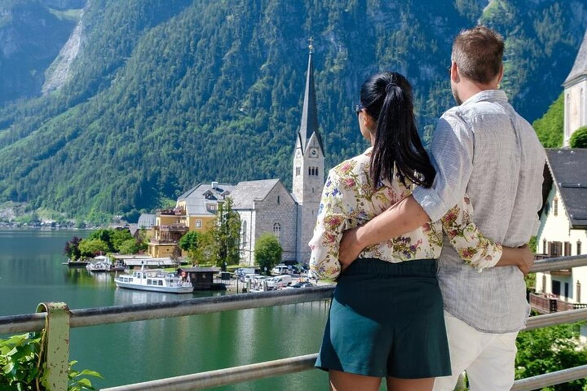 um homem e uma mulher em pé em uma ponte olhando para uma igreja